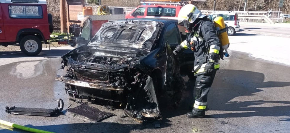 Viaggiano in auto sulla statale ed il mezzo prende fuoco: una famiglia riesce a mettersi in salvo